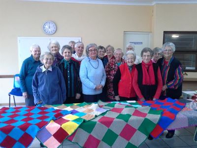 Bejaardes brei komberse vir kinders