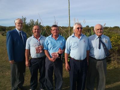 Sages trek saamop Boggomsbaai