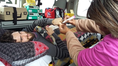 Man maak sy kruisie in ambulans