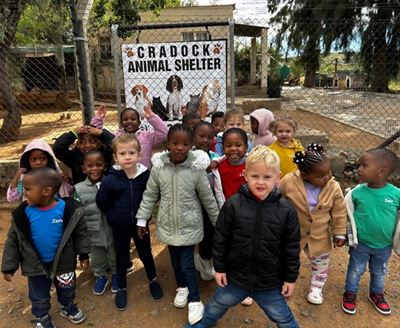 Munchkins-kinders bring hoop na diereskuiling