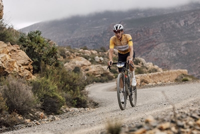 Cronje Beukes’ bravery rewarded and Mariëlle Trouwborst calm in adversity to win Stage 4 at the Garden Route Giro 