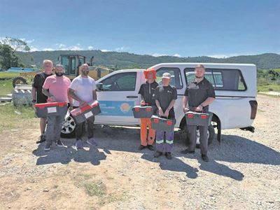 AfriForum skenk toerusting aan munisipale loodgieters