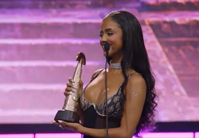 Tyla calls African artists on stage to celebrate SAMA32 International Achievement Award