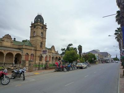 Wanneer politici baklei, is dit die inwoners van Oudtshoorn wat betaal