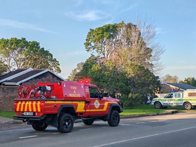 Man alleen op sypaadjie met nagemaakte vuurwapen terwyl huis brand