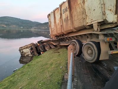 Serious collision on N2 at Lagoon Road in Knysna, truck ends up in lagoon