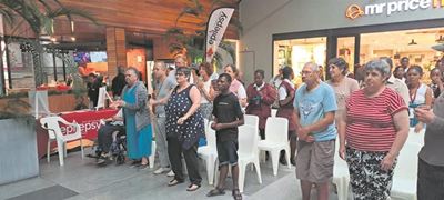 Knysna community unites in candle-lit tribute