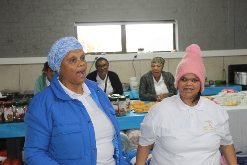 Soetfontein-seniors maak Mandeladag besonders vir Melkhoutfontein se weerloses