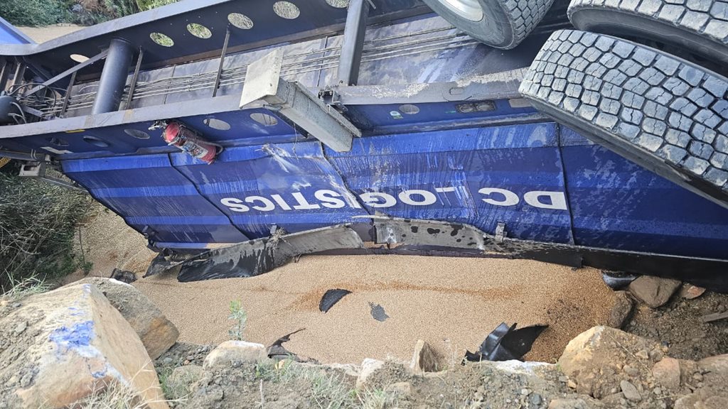 Truck over turns at Kobus se Gat