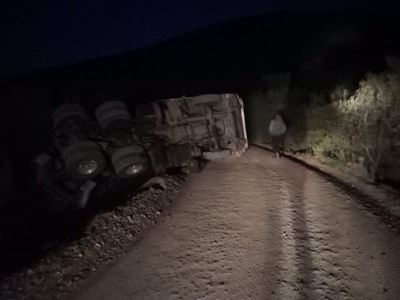 Chemical hazard after truck overturns at Kobus se Gat  