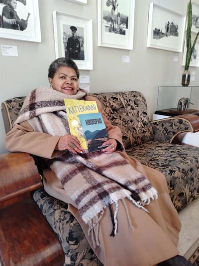 Oudonderwyseres stel boek bekend