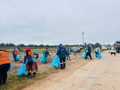 Ubuntu in action as volunteers clean up The Crags
