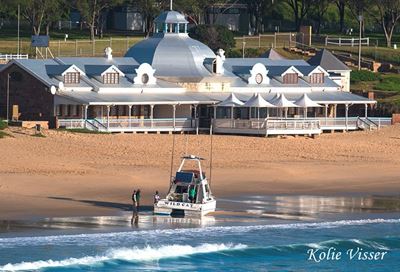 Stranded boat on Santos Beach a mystery