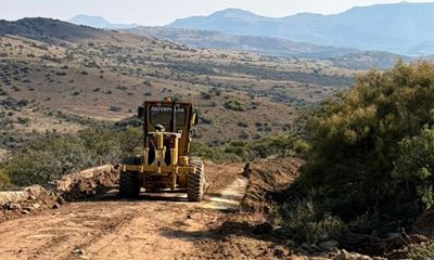 DA eis daadwerklike optrede oor vervalle paaie