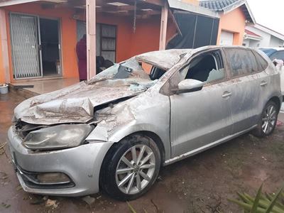Bakkie land op egpaar se motors