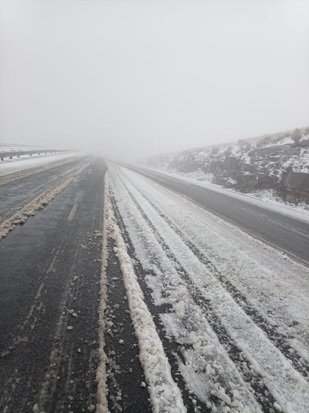Gevaar: Sneeu en ys op Lootsbergpas, N9
