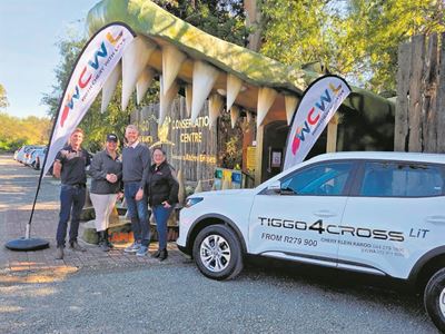 Chery Klein Karoo skenk R10 000 aan Cango Wildlife Ranch se vloedhulpfonds