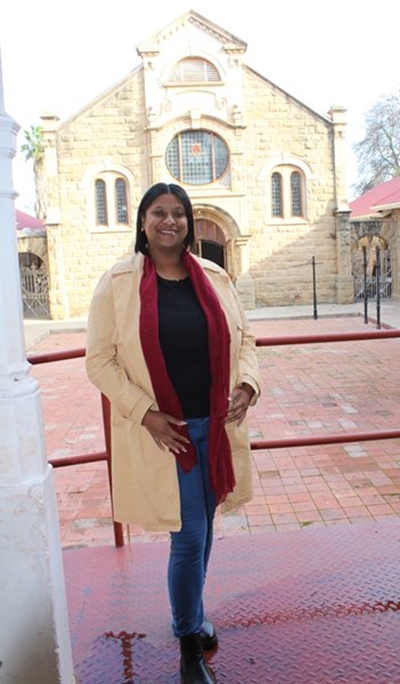 Andrea Johnson verwelkom as museum-assistent