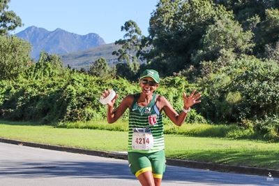 Mosselbaai se Una Saayman mik vir dubbelle groen by Comrades