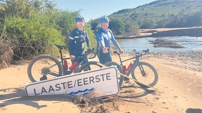 Per fiets deur beskadigde Meiringspoort