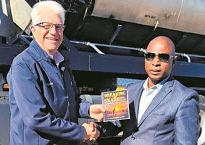 Winde endorses Knysna author’s book