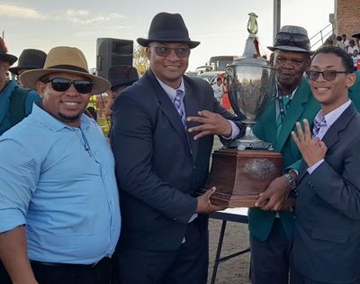 Kersfeeskore skitter op Slangrivier se eerste B-Raad verhoog