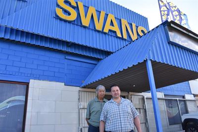 Swans Hardeware vier vyf dekades