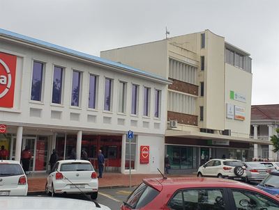 Muggers tackle man in broad daylight