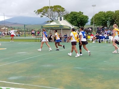 Wes-Kaap se beste jong netbalspelers in Riversdal in aksie