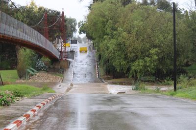 Oudtshoorn-munisipaliteit assesseer vloedskade terwyl paaie en brûe gesluit bly