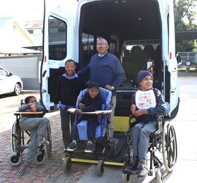 Eljada Kairos kry aangepaste skoolbus vir rolstoelleerders