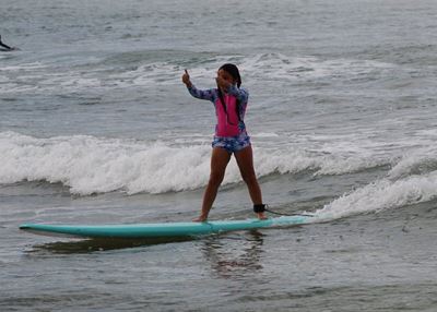 Jong branderplankryers tem die golwe in Stilbaai