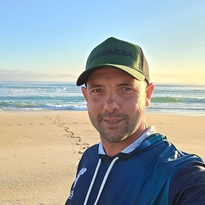 Mosselbaai-hengelaar swem 40 m die see in om man te probeer red