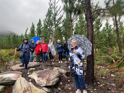 Riversdal-tuinbouklub trotseer reën op Garcia-wandelpad