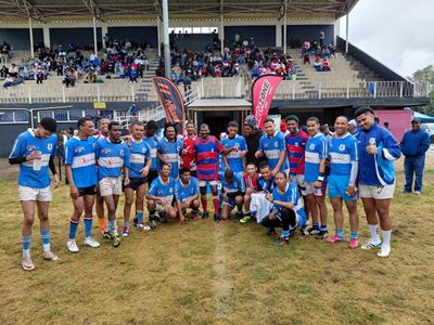 Blues kraai koning oor Dorp
