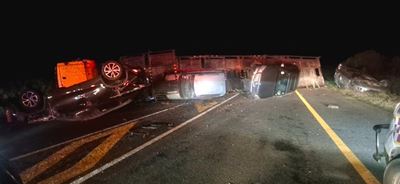 N2 closed following overturned car-carrier truck near Vleesbaai