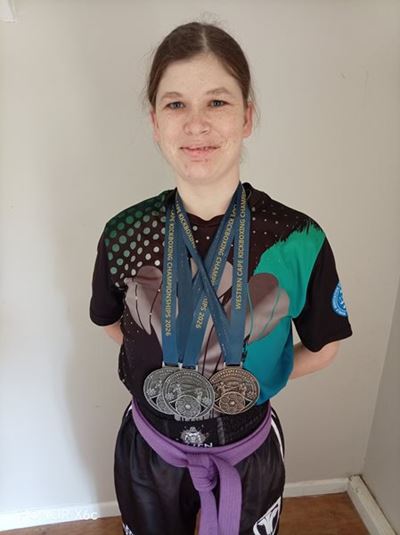 Amy skop drie medaljes los