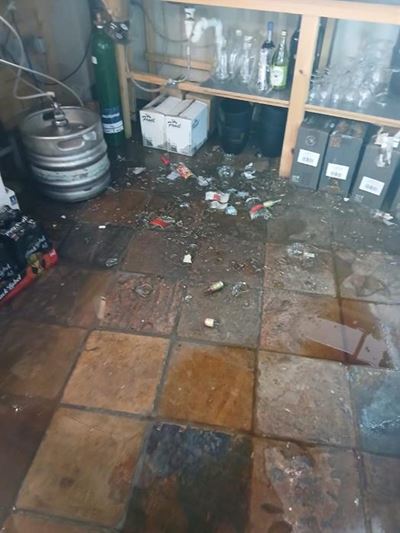 Bobbejaan breek in en laat ’n spoor van skade by die grotte