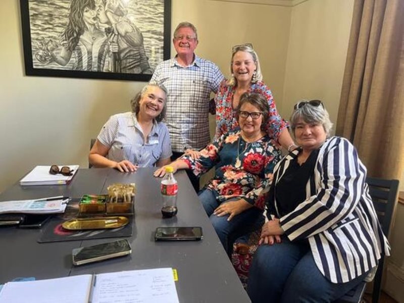 Helpende Hand stig plaaslike tak in Oudtshoorn