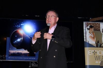 Dawie Roodt spreek sakekamergehoor in Mosselbaai toe
