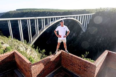 Thomas van Tonder takes on 600 monkey bars at Bloukrans Bridge