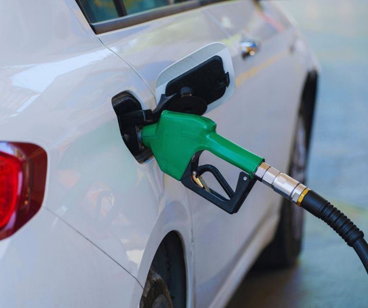 Wanneer petrol duurder word, word die inkopietrollie kleiner