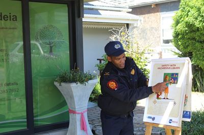 Brandweer leer Paideia-leerders van brandveiligheid