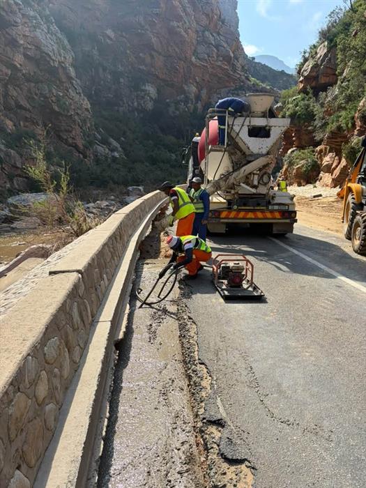 Meiringspoort remains closed as repair work continues after floods