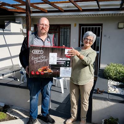 Elna Stander gaan storm losbak vir Tuiniqua-basaar met nuwe mini-oond