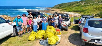 Stilbaai-vrywilligers maak rivier en kus skoon