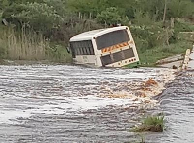 Bus word meegesleur in Duiwenhoksrivier