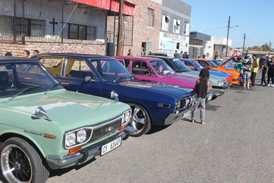 Datsun-liefhebbers trek saam op Oudtshoorn