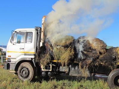Vragmotor gered na bale brand