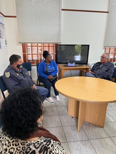 Bouw-Spies besoek polisiestasie
